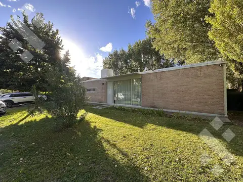 En Venta | Casa de 3 Dormitorios con Galeria |  Barrio Fincas de Plottier