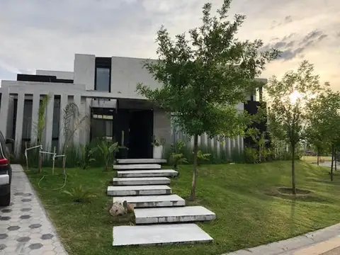 Casa de diseño en Castaños espectacular 