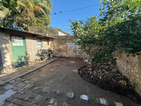 Casa de dos dormitorios con un amplio patio y parque