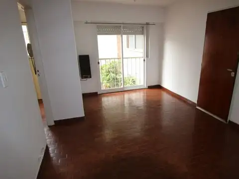 Departamento en alquiler, 2 ambientes con cochera. A metros de Av Santa Fe. Martínez.