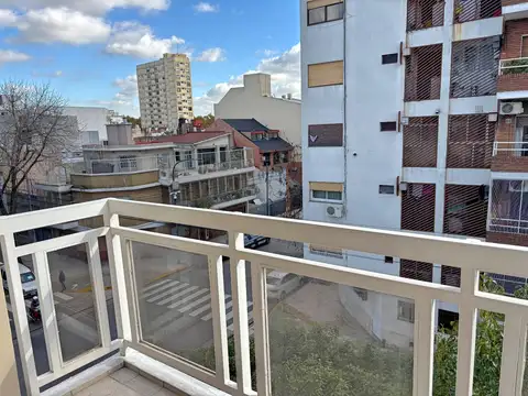 Vendo 2 ambientes c/balcón apto profesional