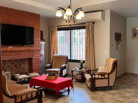 Casa 4 ambientes con 2 baños