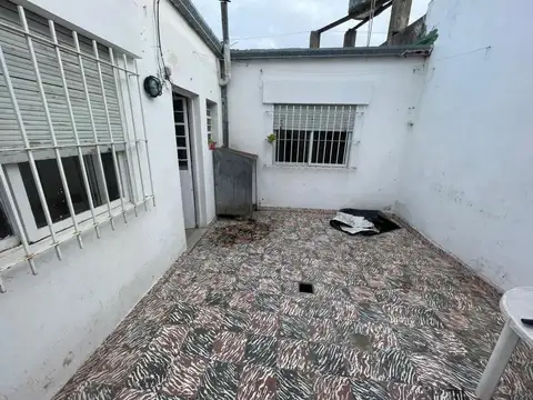 Departamento 1 dormitorio con patio a refaccionar