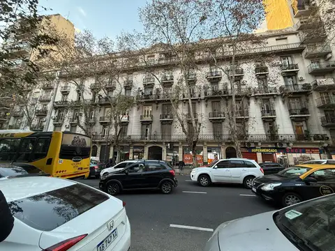 Venta departamento Semipiso al frente con Baulera en Balvanera