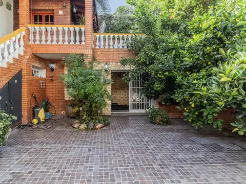 Casa en Venta con 3 cocheras