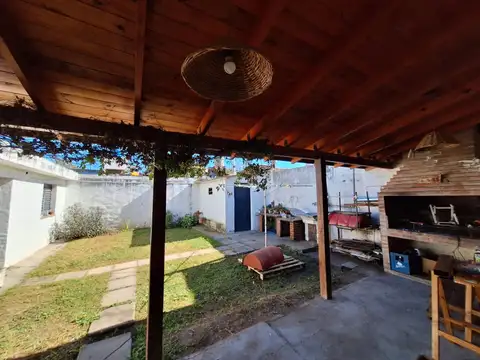 VENTA CASA 4 DORM GALERIA POETA LUGONES CBA