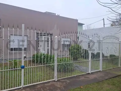 Casa en venta  en gonnet ,tres ambientes con patio en excelente ubicación