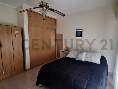 Casa en venta  en gonnet ,tres ambientes con patio en excelente ubicación