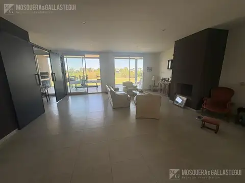 Casa 5 ambientes con 4 baños