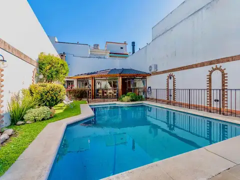 Venta Casa 4 Ambientes con Pileta, Quincho, Terrazas y Garage – Parque Chacabuco
