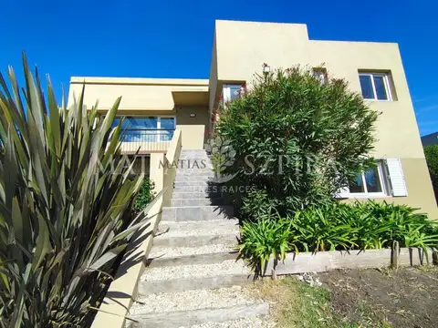 Casa 5 ambientes con 4 baños
