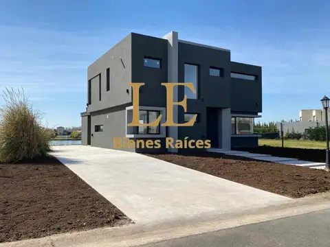Casa 5 ambientes con 4 baños
