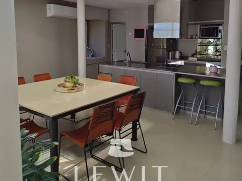 Casa 8 ambientes con 3 baños