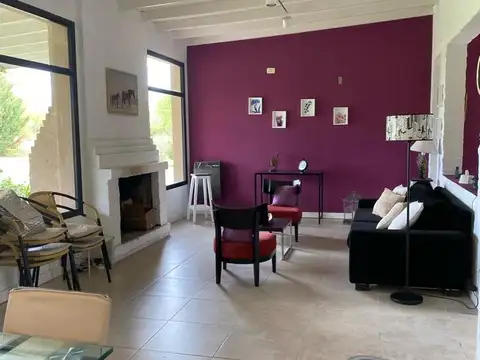 Casa en Alquiler con 2 cocheras