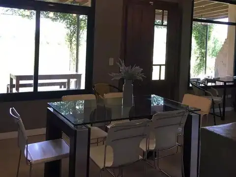 Elegante Casa  Estilo Campo En Venta  Vista A Cancha De Polo