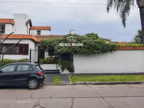 Casa en Venta con 3 cocheras
