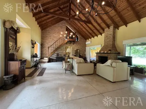 Casa en Venta con 2 cocheras