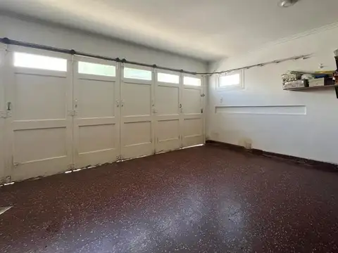 Chalet 6 ambientes con dependencia y garage doble