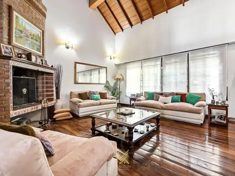 Casa en Venta con 2 cocheras
