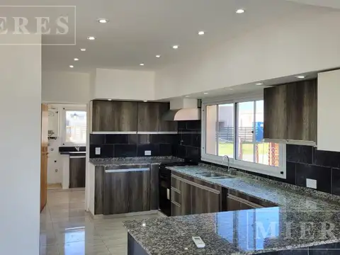 Casa en Alquiler con 2 cocheras