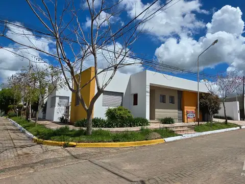 Excepcional propiedad sobre calle Urquiza esquina Sto. Garcia. SAN JOSE.