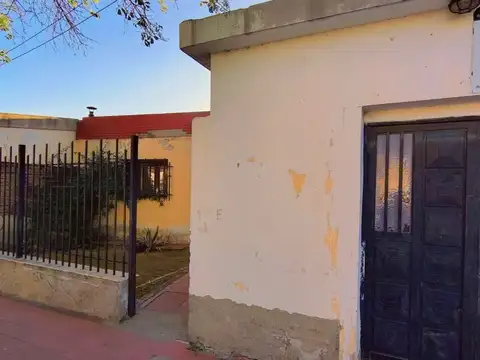 VENTA PROPIEDAD A REFACCIONAR O DEMOLER. SOBRE CALLE SARMIENTO