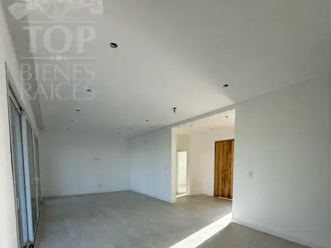 Casa en Alquiler con 4 cocheras