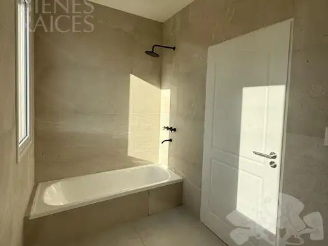 Casa en Alquiler en Laguna Grande, USD 3.500