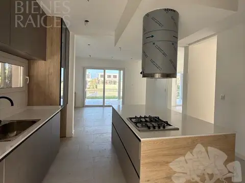 Casa 6 ambientes con 4 baños