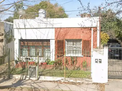 VENTA CASA 4 AMB CON PARQUE Y PILETA. APTO CREDITO