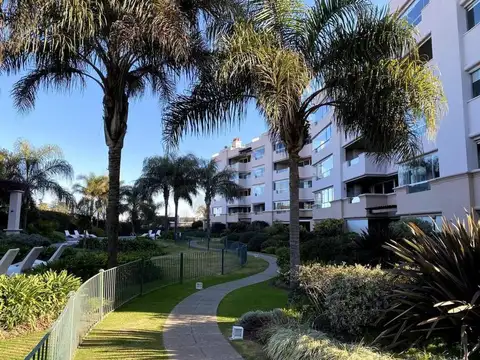 Departamento de 3 dormitorios de categoría en alquiler en Village Plaza