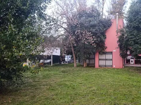 VENTA CASA 3 AMB CON PARQUE EN LA REJA