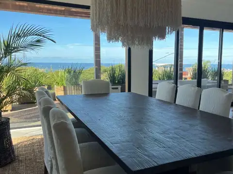 Casa en Venta con 3 cocheras