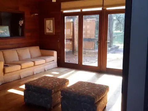 Casa 9 ambientes con 4 baños