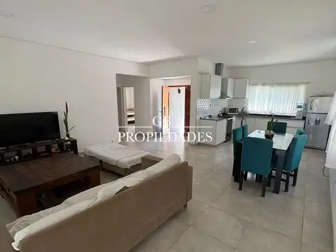 Casa 4 ambientes con 2 baños