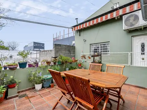 Venta PH 1er y 2do piso. 5 ambientes.Terraza Propia. Muy buen estado. Apto Crédito. Lugano.