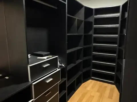 VENDE CASA 3 AMBIENTES EN 3 PLANTAS CON TRIPLE COCHERA TERRAZA Y PATIO