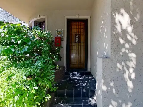 VENTA PH AL FRENTE 3 AMB C/PATIO Y COCHERA,BERNAL!