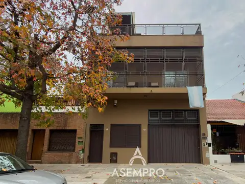 Casa con deposito en Villa del Parque
