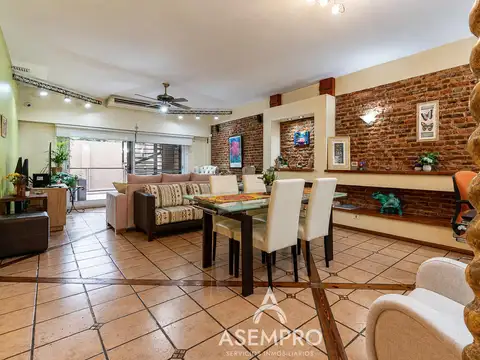 Casa con deposito en Villa del Parque