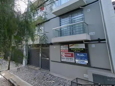 DEPTO. 2 amb. AL FRENTE CON BALCÓN COCHERA CUBIERTA Y TERRAZA PROPIA
