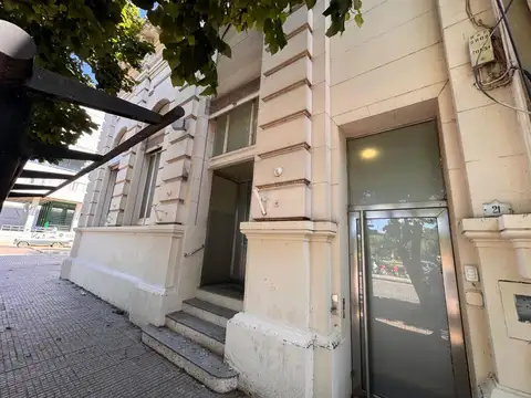 Oficina 13 ambientes con 3 baños