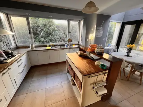 Casa 6 ambientes con 4 baños