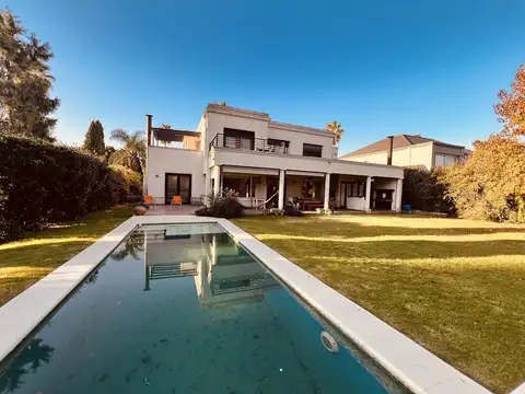 Casa en funes hills San Marino permuta