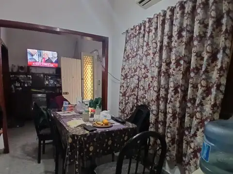 Casa 6 ambientes con 2 baños