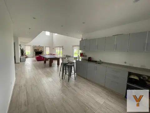 Casa en Venta con 2 cocheras