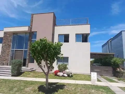 CASA DE CATEGORIA EN VENTA EN BARRIO LA YAYA