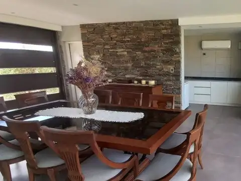 Casa 8 ambientes con 5 baños
