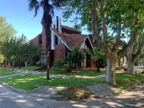Casa de 5 ambientes con parque y pileta, barrio Santa Mónica, Mar del Plata