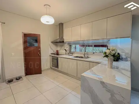 Casa 5 ambientes con 4 baños
